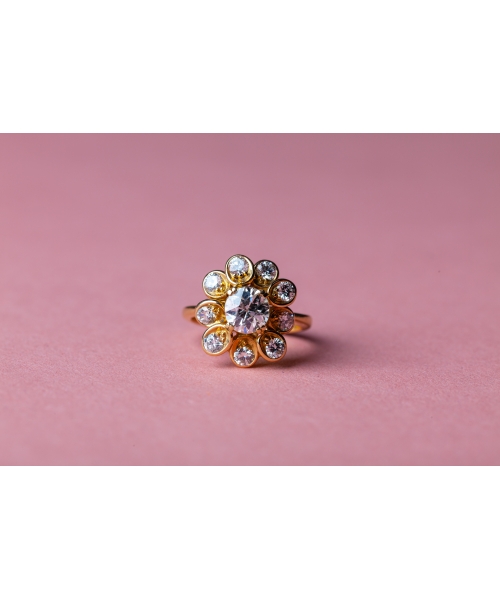 Gold vintage ring in a flower form with diamonds - 4