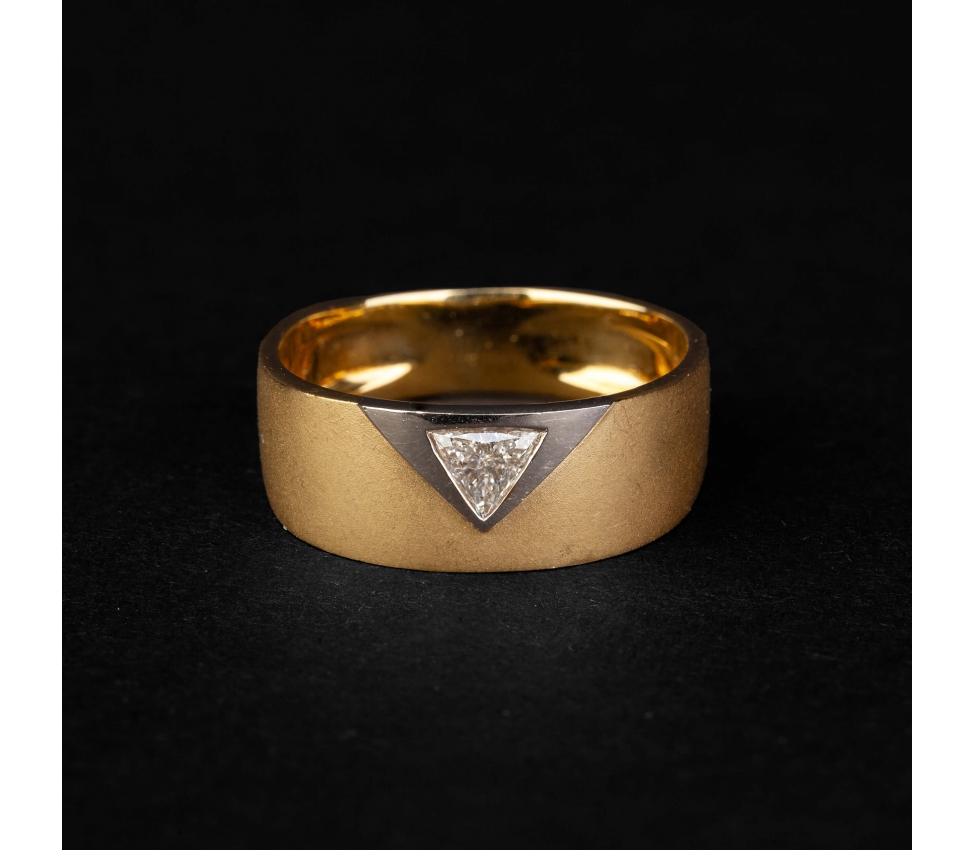 Gold signet ring with a vintage diamond - 1