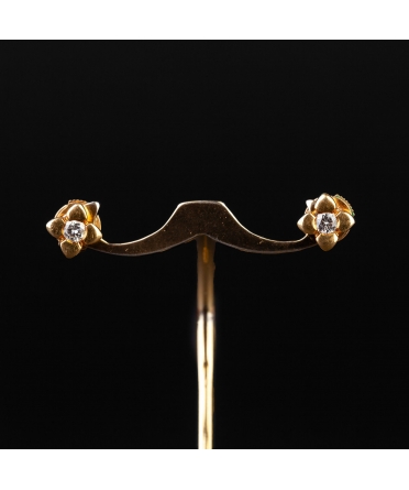 Gold flower stud earrings with diamonds - 1